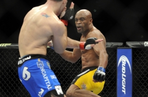 Экс-чемпион UFC сломал ногу о туловище соперника прямо на ринге (ВИДЕО)