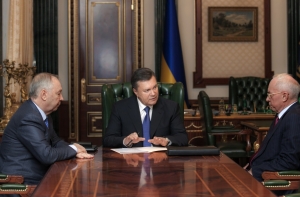 Янукович заметил вооруженных иностранцев в рядах протестующих