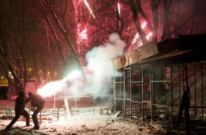 В сети появилось видео, как митингующие жгут бойцов «Беркута» (ВИДЕО)