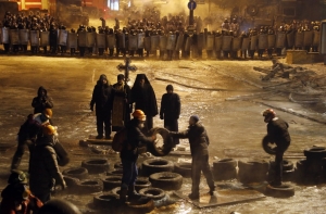 В Киеве возводят новые баррикады, расширяя Евромайдан