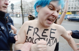 Активистки Femen разделись в день открытия Олимпиады