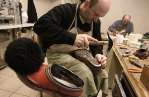 В Латвии меньше всех зарабатывают священники и сапожники