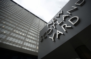 Лондон: полицейских арестовали за порно на смартфонах