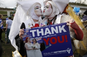 Шотландия легализовала однополые браки