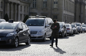 Бастующие таксисты парализовали движение в Париже