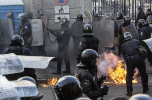 Оппозиция сообщила о трех жертвах беспорядков в Киеве (ВИДЕО)