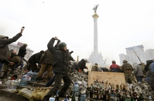 Киев: губернатору разбили голову и приковали к сцене (ВИДЕО)