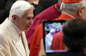 Бенедикт XVI опроверг слухи о своем свержении с папского престола