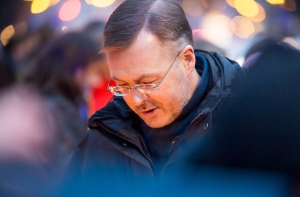 Порядка 50 человек зажгли свечи у посольства Украины в Латвии (ФОТО)