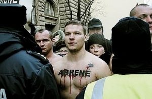 8 февраля в истории Латвии: голые у Сейма