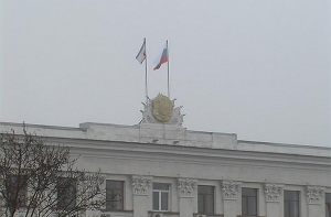 Над захваченным парламентом Крыма поднят российский флаг