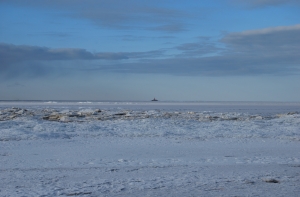 Спасатели второй день ищут пропавшего в море рыбака