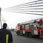 ЧП в Риге: на Вантовый мост залез очередной «смельчак» (ДОПОЛНЕНО)