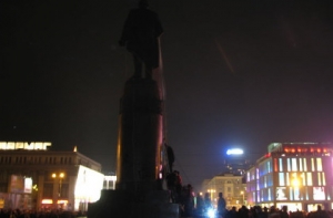 В Днепропетровске и Чернигове снесли памятники Ленину (ВИДЕО)