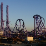 Американские горки заклинило на вираже: над землей зависли 16 человек