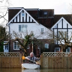 Воды Темзы затопили не менее тысячи домов