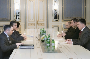 Янукович согласился на теледебаты с Кличко