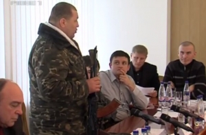 Украина: активист пришел на заседание чиновников с «калашом» (ВИДЕО)