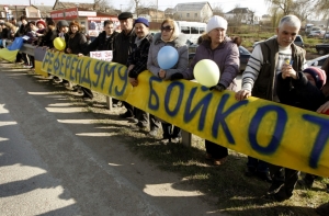 Противники отделения Крыма выстроились в «живую цепь»