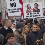 Корреспондент Baltkom: политики покидают мероприятие, но люди еще идут с цветами