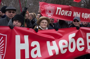 На пикете в поддержку России собралось около 60 человек