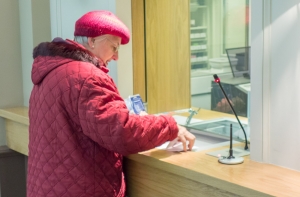 Латы можно обменять на евро в Latvijas Pasts до вторника