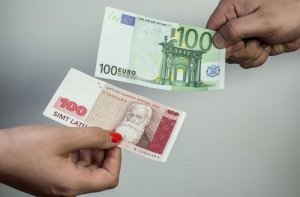 Торговые сети: люди постепенно привыкают к евро