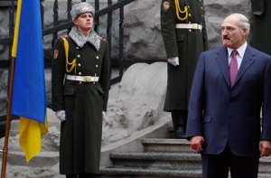 Британские ученые научились заряжать смартфон мочой