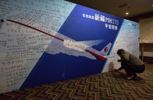 Поиски пропавшего Boeing: в воде нашли деревянный поддон