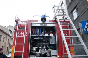 ЧП в Ильгуциемсе: в жилом доме возник пожар повышенной опасности (ВИДЕО)