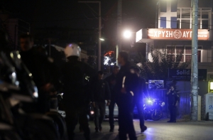 Машину российского посольства сожгли в Афинах