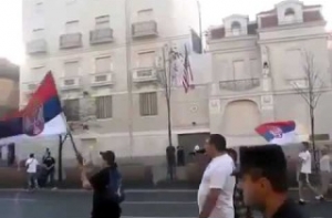 У посольства США в Сербии прошло массовое шествие под гимн РФ (ВИДЕО)