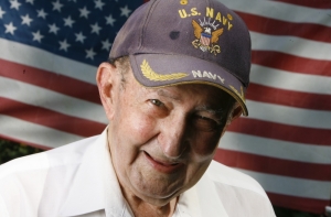 В США умер моряк с фотографии «Поцелуй»