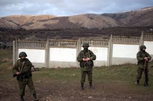 На украинской военной базе в Симферополе слышны выстрелы
