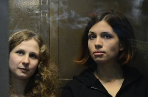 Толоконникову и Алехину в Нижнем Новгороде облили зеленкой (ФОТО)