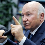 Лужков призвал к дипломатическому возврату Крыма России