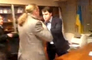 Депутаты «Свободы» избили директора ТВ Украины за трансляцию Путина (ВИДЕО)