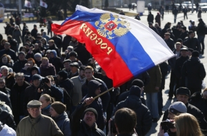 Полиция завела дело против мужчины, повредившего российский флаг на пикете