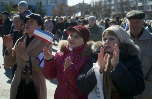 Путин поручил повысить пенсии жителям Крыма