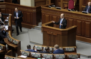 Яценюк уволит 24 тысячи чиновников