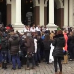 Несколько сот человек приняли участие во флешмобе «Латвия - моя родина» (ВИДЕО)