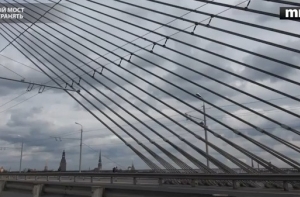 На Вантовый мост залез очередной «спайдермен»