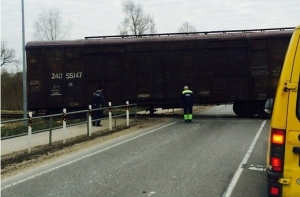 На переезде в Сауриеши с рельс сошел вагон