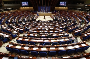 ПАСЕ отказалась аннулировать полномочия России,но лишила ее права голоса