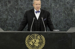 Президент Эстонии заклеивает веб-камеру компьютера скотчем