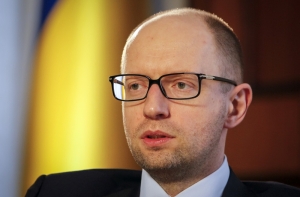 Яценюк показал свой холодильник, спальню и туалет (ВИДЕО)