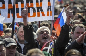 Митингующие захватили здание СБУ в Донецке