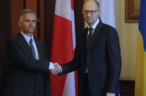 Яценюк встретил президента Швейцарии с датским флагом