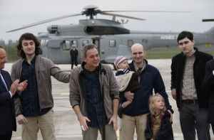 Французские журналисты после 10-месячного плена в Сирии вернулись домой