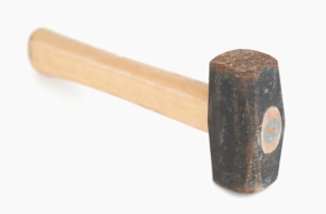 Капитан теплохода получил три года за брошенную в матроса кувалду